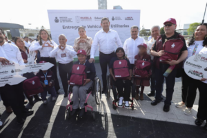 Puebla refuerza alfabetización con entrega de vehículos y material didáctico
