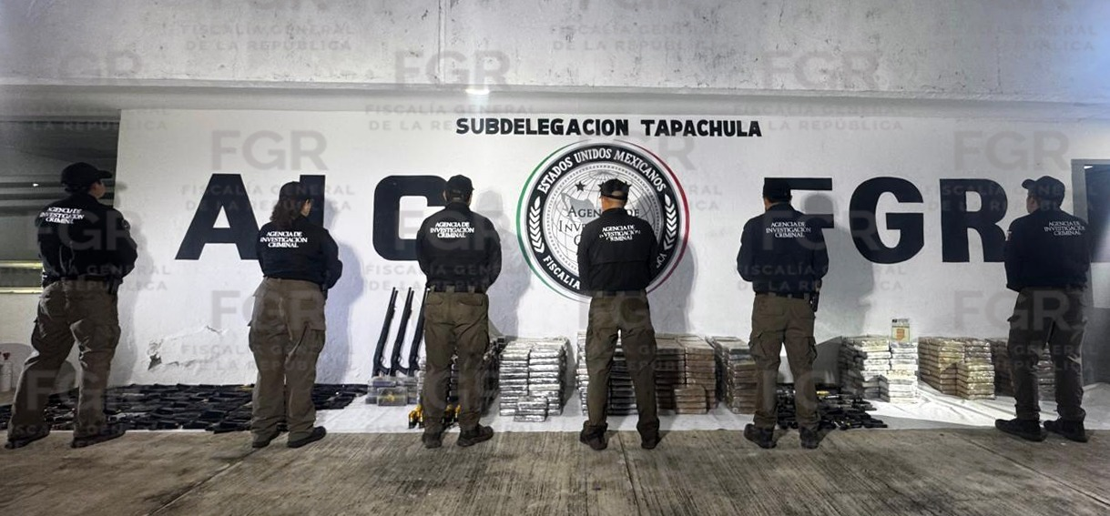 FGR asegura más de 600 paquetes de presunta cocaína y arsenal durante cateo en Tapachula