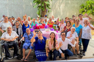 Celebran a madres y abuelitas de Casa de Día Hilos de Plata en Berriozábal