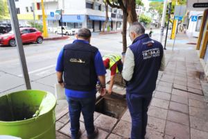 Inicia Ángel Torres instalación de 180 tapas en banquetas en el primer cuadro de Tuxtla